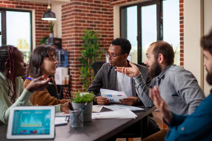 Espace de coworking aménagé pour le travail et les échanges